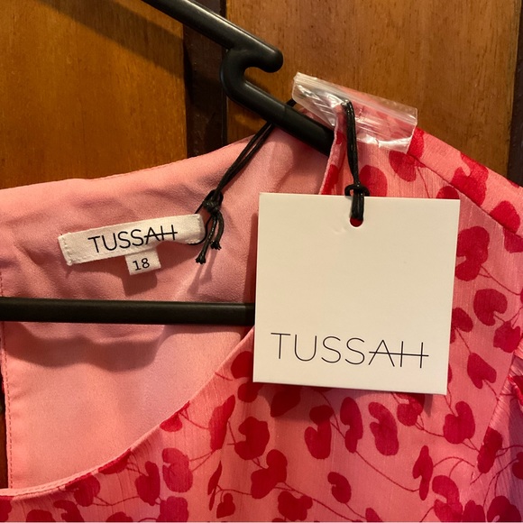 TUSSAH Brianca Mini Dress ‘Pink Roses’ AU 18 $50 💖 - Picture 3 of 15